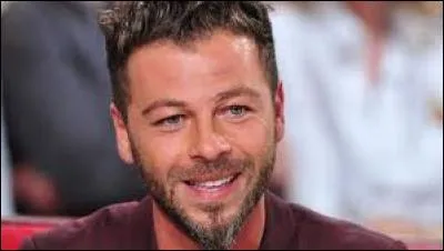 Quelles sont les initiales de ce chanteur et quelle proposition correspond à une personne ayant les mêmes ?