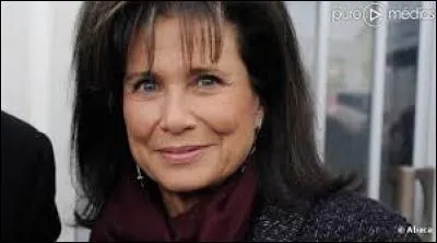 Quelles sont les initiales de cette journaliste et quelle proposition correspond à une personne ayant les mêmes ?