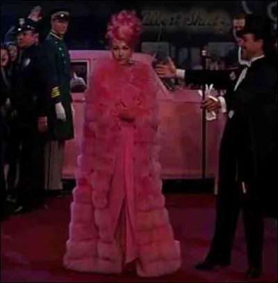 "Et dès que je l'aperçois..." Qui vivait réellement la vie en rose dans le film Madame Croque-maris (What a way to go en VO) ?