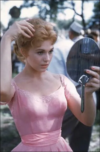 "Un rire qui se perd sur sa bouche" Dans ce classique du cinéma, la belle en rose (Kim Novak) éclipsera tout le monde, en rires et en danse, à cette occasion. Quelle occasion ?