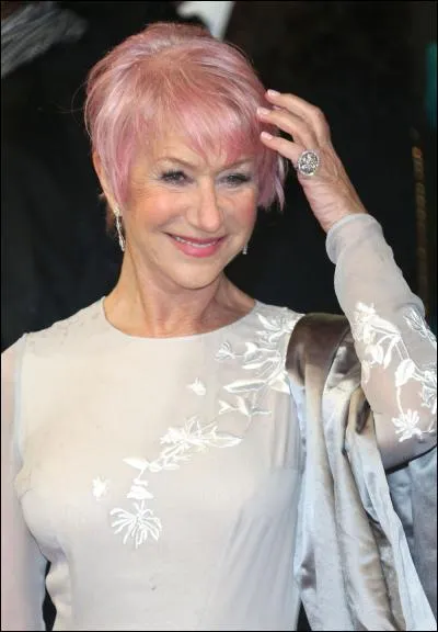 "Voilà le portrait sans retouche" Elle assume grâcieusement son âge, cette belle de cinéma (et grande actrice) qui s'amuse un soir de gala avec ses cheveux en rose. Qui est-ce ?