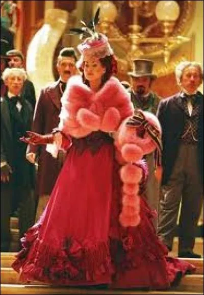 "Quand il me prend dans ses bras" Splendide tenue rose pour Minnie Driver, qui n'étreindra personne, dans cette magnifique adaptation du Fantôme de l'Opéra (Phantom of the Opera en VO), et ce tableau de l'un des célèbres titres chantés. Lequel est-ce ?