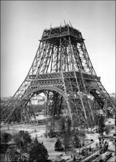 Lors du projet initial, la tour Eiffel devait être déconstruite.