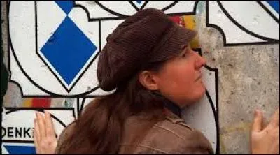 En quelle année une femme objectophile a-t-elle épousé la tour Eiffel ?