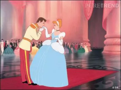 Dans cette scène de "Cendrillon", que fait le prince ?