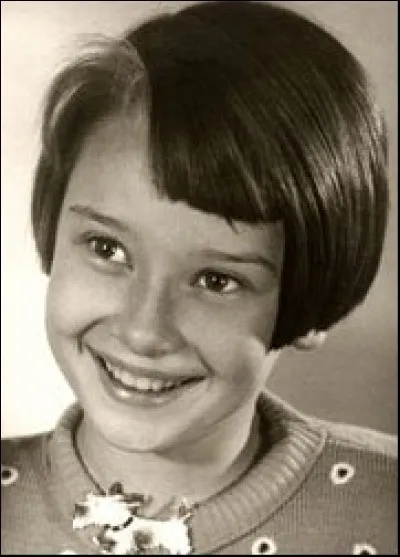 Une femme célèbre passa six années de son enfance (de 1895 à 1901) dans l'orphelinat tenu par les surs du Saint-Cur-de-Marie. Qui est-elle ?