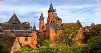 Combien de belles demeures peut-on admirer dans ce tout petit village ?