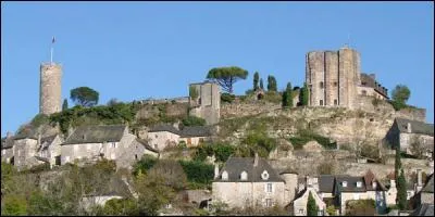 Sur sa butte aux confins du Périgord Noir, du Bas-Limousin et du Quercy, le village reste altier. Quel est ce village aux ruelles pentues, surplombé par son château ?