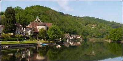 Niché dans un méandre de la Dordogne, ce bourg très vivant est réputé pour la douceur de son climat et sa végétation quasi tropicale, d'où son surnom de "riviera limousine". C'est...