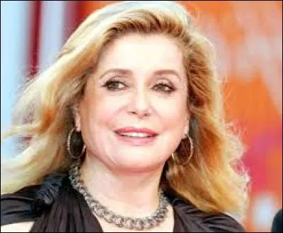 Quelles sont les initiales de cette actrice et quelle proposition correspond à une personne ayant les mêmes ?