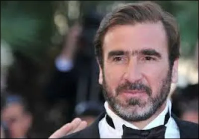 Quelles sont les initiales de ce footballeur et quelle proposition correspond à une personne ayant les mêmes ?