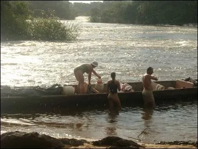 Que fait un enfant qui boude contre son ventre ?