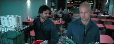 Par qui Ron, Harry et Hermione sont-ils pourchassés jusque dans un café alors qu'ils fuyaient le Terrier, attaqué par les Mangemorts ?