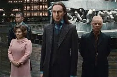 Comment Yaxley réussit-il à devenir un des Gardiens du Secret du 12 Square Grimmaurd ?