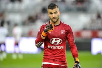 Comment s'appelle ce joueur de Lyon ?