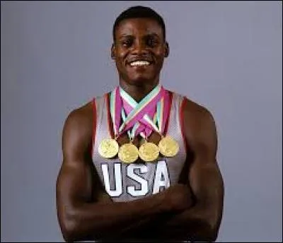 Quel athlète américain a remporté 10 médailles aux J.O dont 9 en or ?