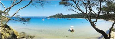 L'île de Porquerolles est la plus grande et la plus occidentale des trois îles d'Hyères avec ses 12,54 km² de superficie. A quel département est-elle rattachée ?