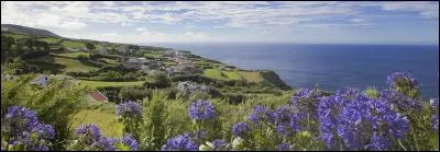 Quel est ce groupe d'îles portugaises, se trouvant dans l'océan Atlantique, à environ 1 500 km à l'ouest de Lisbonne et du nord-ouest du Maroc ?