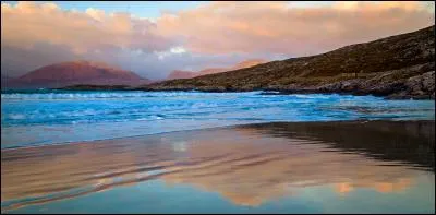 La plus grande île de l'archipel des Hébrides extérieures, en Ecosse, est divisée en deux. Lewis est la partie nord de l'île. Comme se nomme la partie sud ?