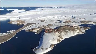 Comment s'appelle la région d'Antarctique revendiquée par la France et où celle-ci exerce ses activités scientifiques ?