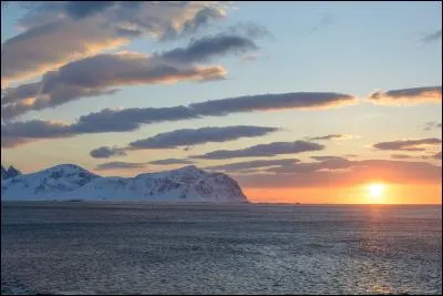 Si vous avez la chance de voyager en Antarctique, durant quel mois pourrez-vous y contempler le soleil de minuit ?