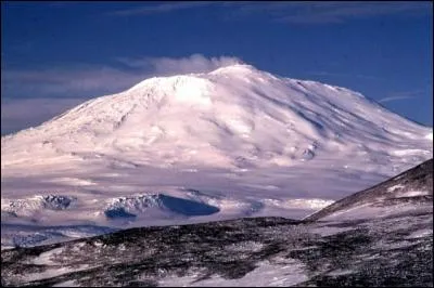 Quel est ce volcan de l'Antarctique, particulièrement actif, qui possède la particularité d'abriter un lac de lave ?