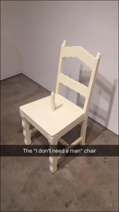 De qui la chaise ne semble-t-elle pas avoir besoin ?