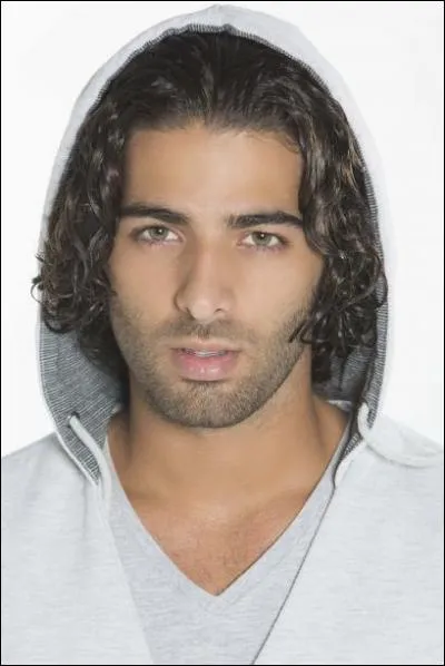 Comment s'appelle Jason Canela ?