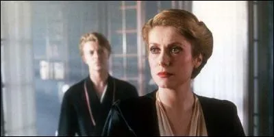 Quel chanteur donne la r&eacute;plique &agrave; Catherine Deneuve dans le film "Les Pr&eacute;dateurs", en 1983 ?