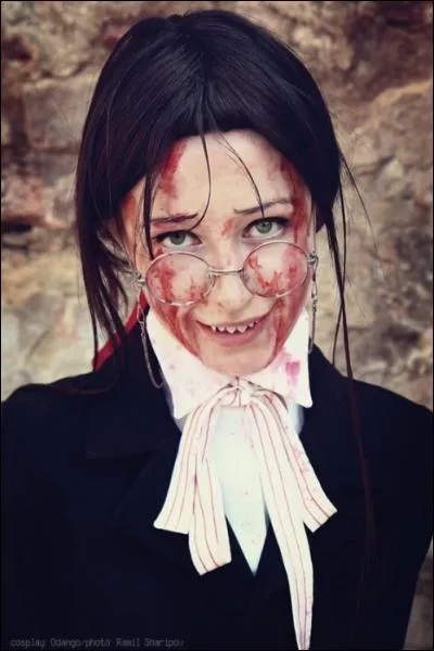 Voici le (gentil) majordome de la femme ci-dessus. Quel est son nom ?