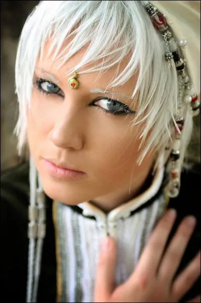 Le personnage ci-dessus est toujours accompagné de cette personne. Qui est-ce ?