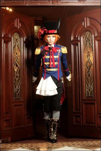 Voilà un autre mystérieux personnage. Qui est-ce ?