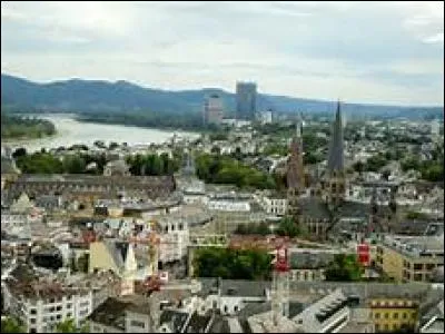 Quelle ville était la capitale de l'Allemagne de l'Ouest entre 1949 et 1990 ?