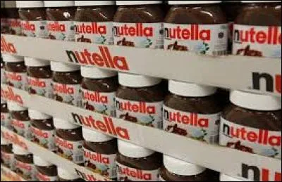 Si on alignait le nombre de pots de Nutella vendus chaque année dans le monde, combien de fois pourrait-on faire le tour de la Lune ?