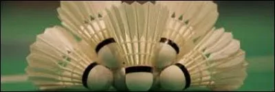 En combien de points se joue un set de badminton ?