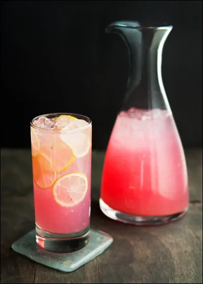 En cas de fortes chaleurs, préférez-vous déguster un smoothie glacé à l'ananas ou aux fraises ?