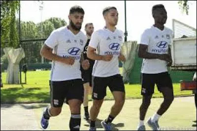 Quel défenseur argentin s'est engagé à Lyon?