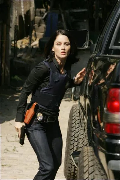 Robin Tunney joue le rle de la chef du groupe et son nom est  :