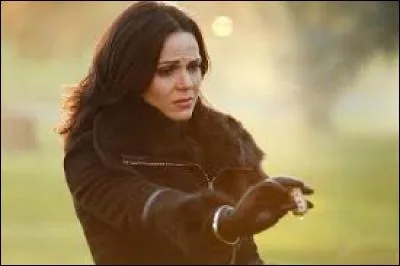 Qui Regina réussie-t-elle à faire passer de l'autre côté dans l'Underworld ?