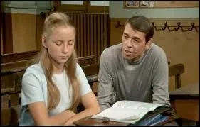 Jacques Brel est un instituteur dans une petite ville dans ce film de Cayatte dans lequel il va vivre la douloureuse exprience d'tre accus  tort de faits graves par une de ses lves