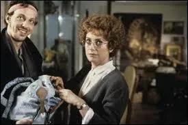 Catherine Deneuve est une institutrice qui enqute sur le mort de son neveu, que joue Tom Novembre, dans ce (bon) film de Jean-Pierre Mocky