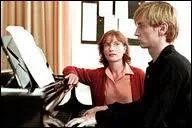 Isabelle Huppert est une tragique enseignante artistique dans ce film o s'expriment la haine de soi et la relation difficile  la mre
