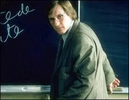 Grard Depardieu est un prof d'histoire dpass par les vnements, venant d'un lyce hupp pour enseigner dsormais dans un collge difficile