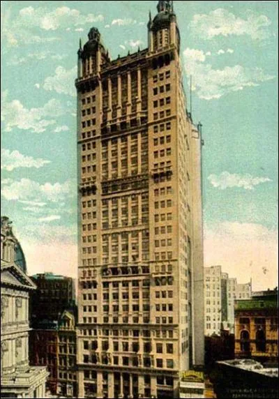 Edifié en 1899, il a été le premier à dépasser les 100 mètres de hauteur. Comment s'appelle-t-il ?