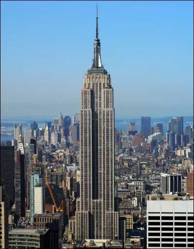 Monument emblématique édifié en 1931, il a été, avec ses 102 étages et ses 381 mètres, le plus haut gratte-ciel jusqu'à la construction du World Trade Center. Comment s'appelle-t-il ?