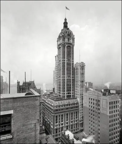Edifié en 1908, reconnaissable à son bulbe, il a été démoli en 1968. Quel est ce gratte-ciel ?