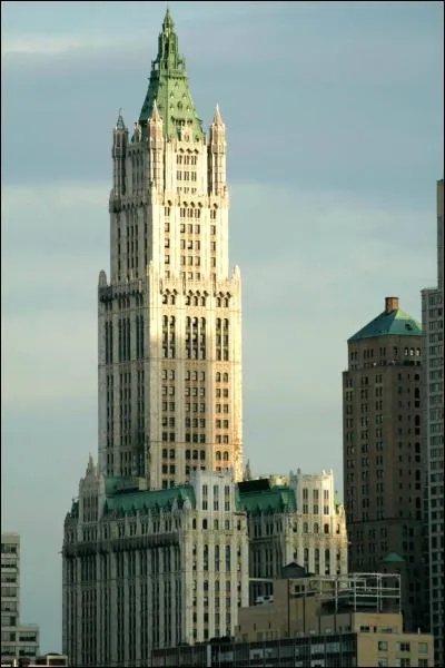 Construit en 1913 dans le style néogothique, il est longtemps resté, avec ses 241 mètres, le plus haut gratte-ciel de New-York. Comment s'appelle-t-il ?