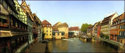 L'Ill est une rivière alsacienne traversant les villes de Strasbourg, Illkirch-Graffenstaden, Sélestat, Colmar, Mulhouse et Altkirch entre autres. Rien à voir avec le chiffre romain III, ni une île, elle se prononce "il". De quel fleuve est-elle un affluent de 216,7 km ?