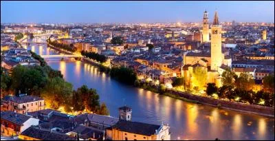 Quel chanteur aime les amants de Vérone, les spaghettis, le minestrone Et les filles de Napoli Turin, Rome et ses tifosi ?