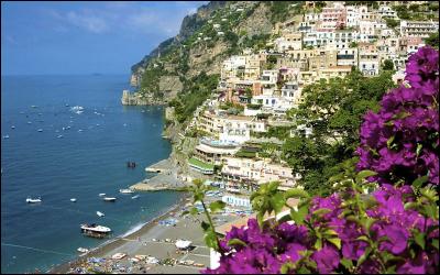 Quel chanteur ne pense pas retourner un jour à Capri, la ville de son premier amour ?